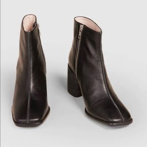 NWOT Intentionally Blank Hinge 2 heeled boots